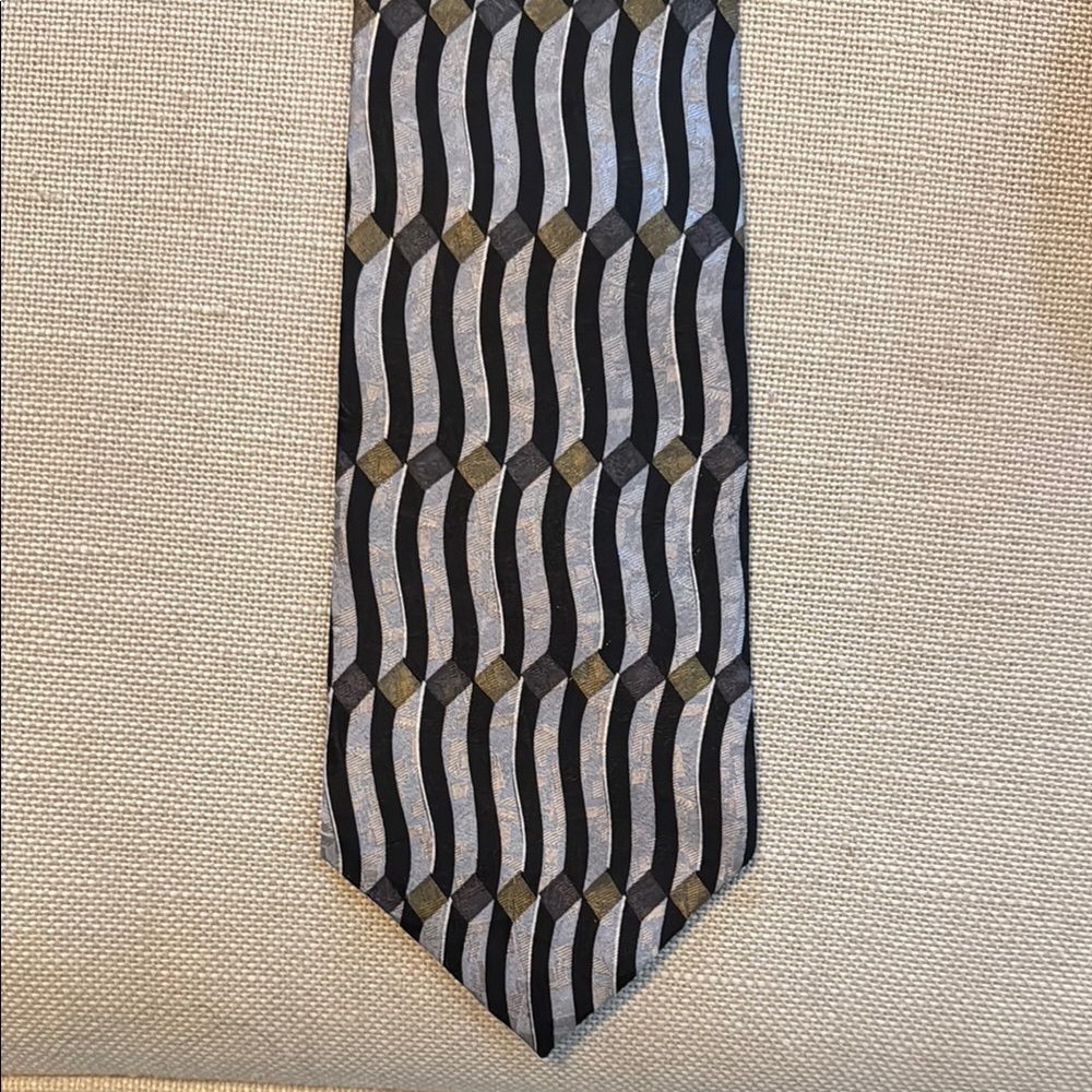 Dynamic Black and Gray Wavy Stripe Tie